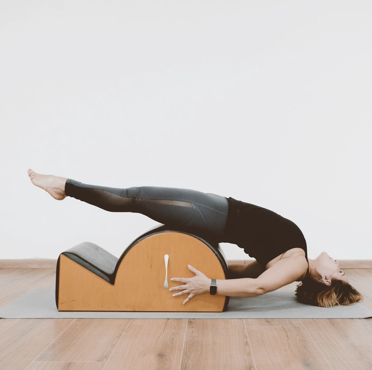 Ejercicio de pilates en el corrector espinal para la postura de oficina
